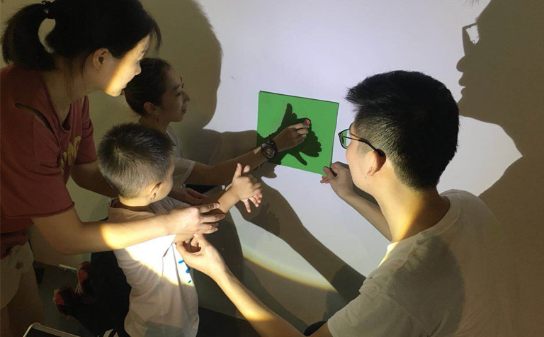 艾涂图老师带着小朋友使用影子来创作